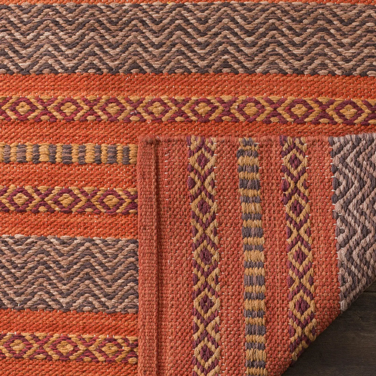 Safavieh Montauk 4'-0" x 6'-0" Rug in Orange / Red