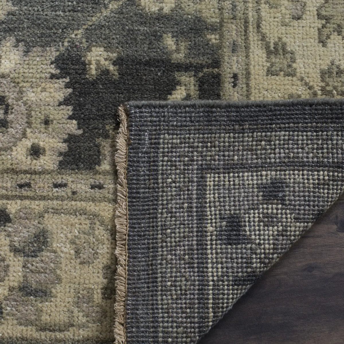Safavieh Sivas 6'-0" x 9'-0" Rug in Grey / Ivory