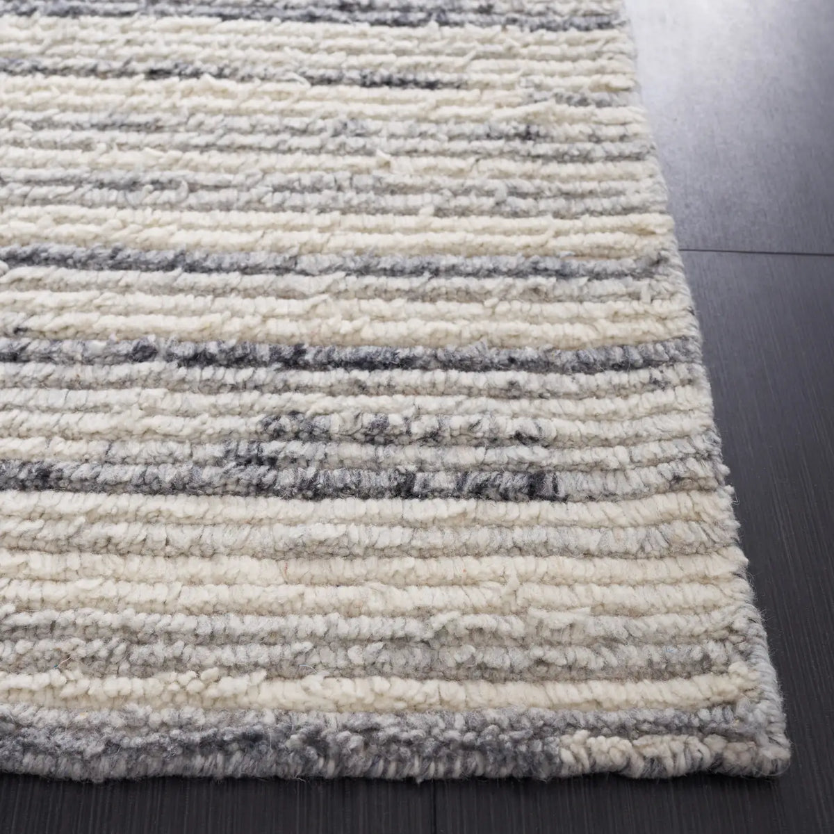 Safavieh Casablanca 4'-0" x 6'-0" Rug in Grey / Ivory