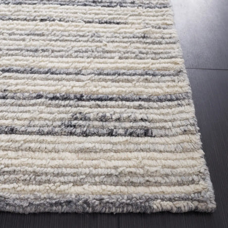Safavieh Casablanca 4'-0" x 6'-0" Rug in Grey / Ivory