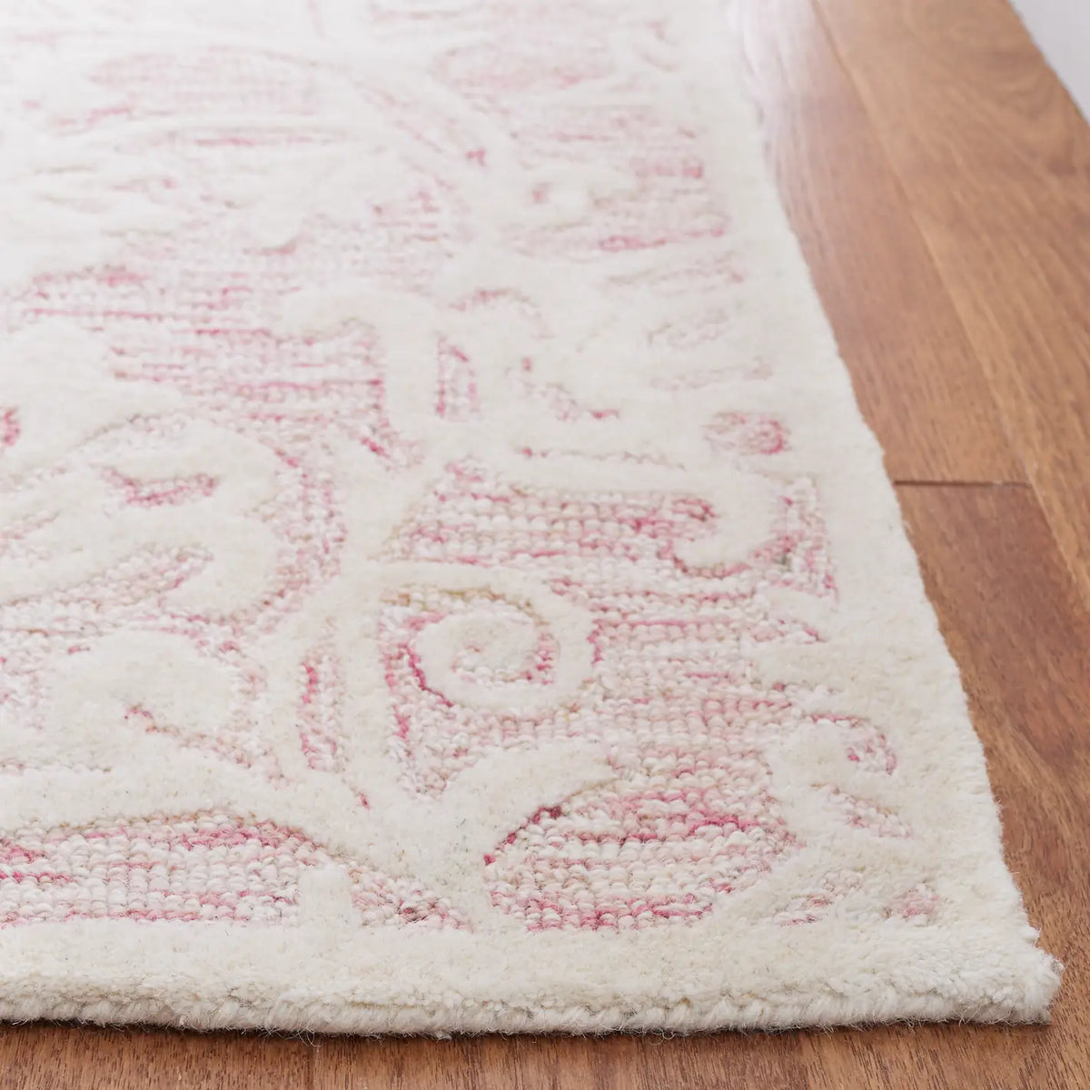 Safavieh Martha Stewart 4'-0" x 6'-0" Rug in Pink / Ivory