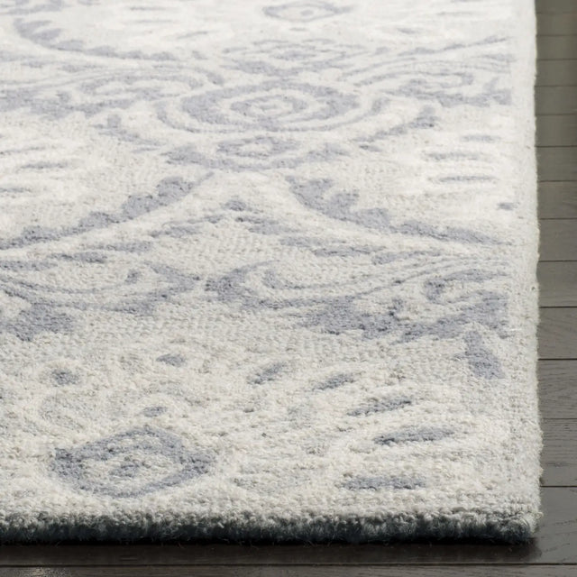 Safavieh Blossom 5'-0" x 8'-0" Rug in Light Grey / Ivory