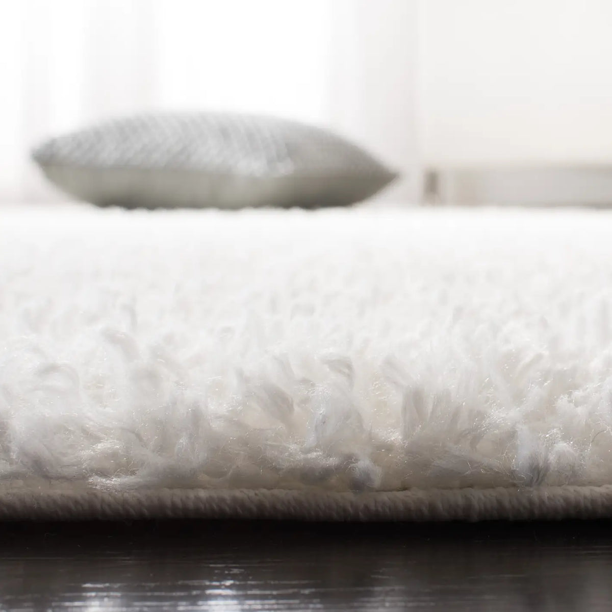 Safavieh August Shag 5'-3" x 7'-6" Rug in White