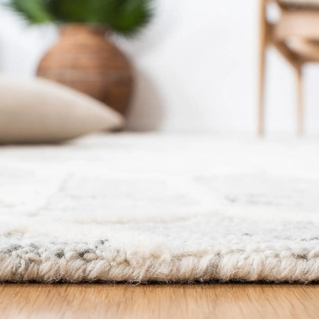 Safavieh Metro 4'-0" x 6'-0" Rug in Silver / Ivory