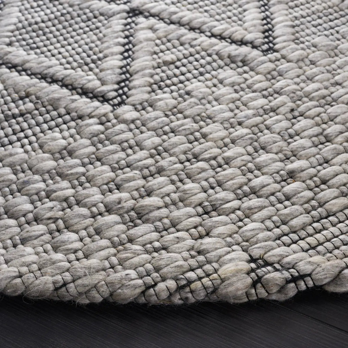 Safavieh Marbella 6'-0" x 6'-0" Rug in Light Grey / Black