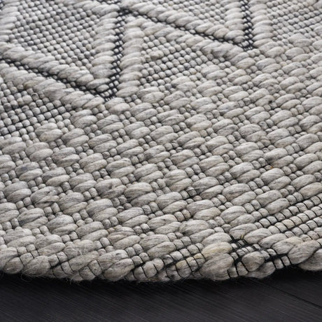 Safavieh Marbella 6'-0" x 6'-0" Rug in Light Grey / Black