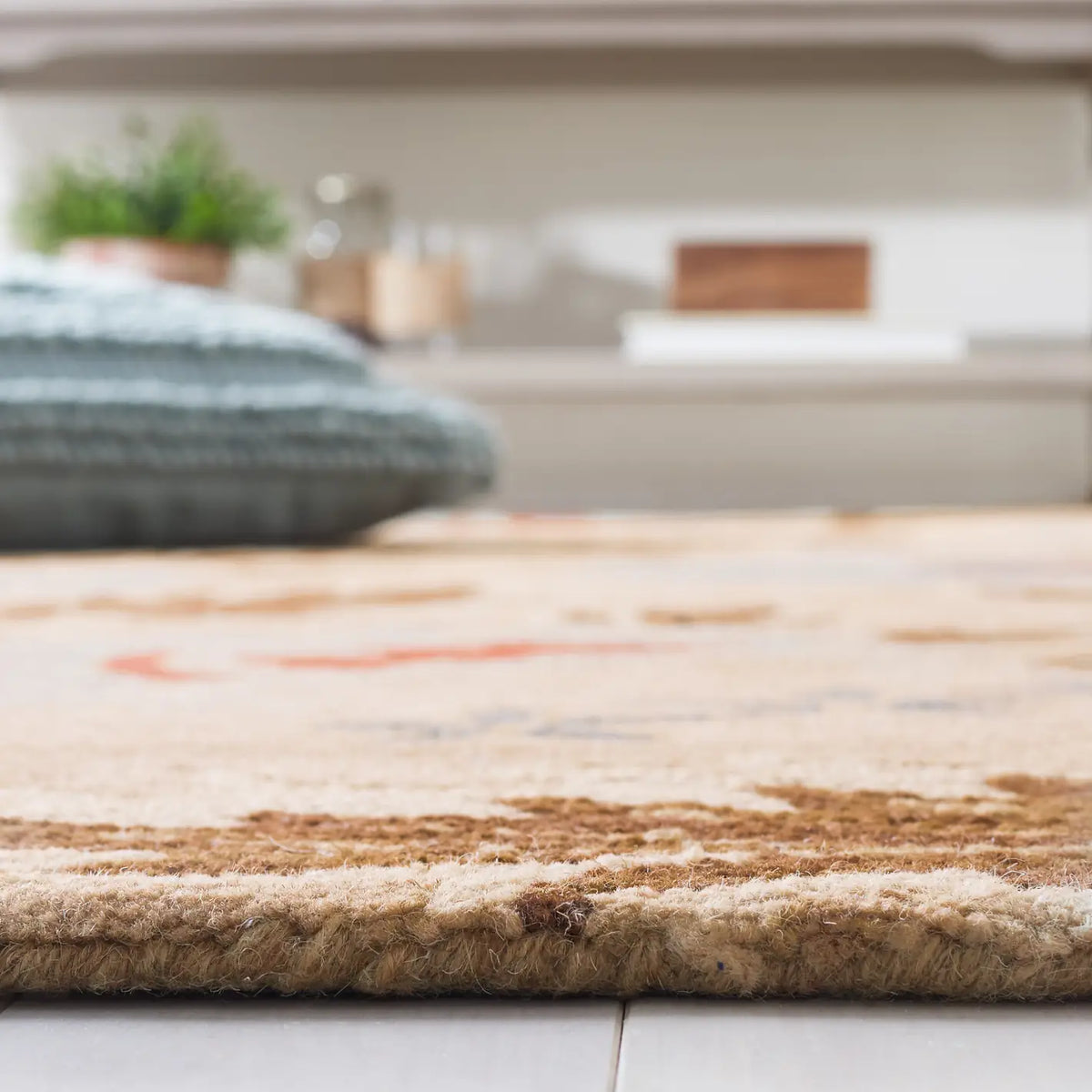 Safavieh Blossom 4'-0" x 6'-0" Rug in Beige / Multi