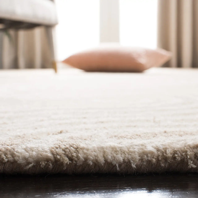 Safavieh Chatham 4'-0" x 6'-0" Rug in Beige / Ivory