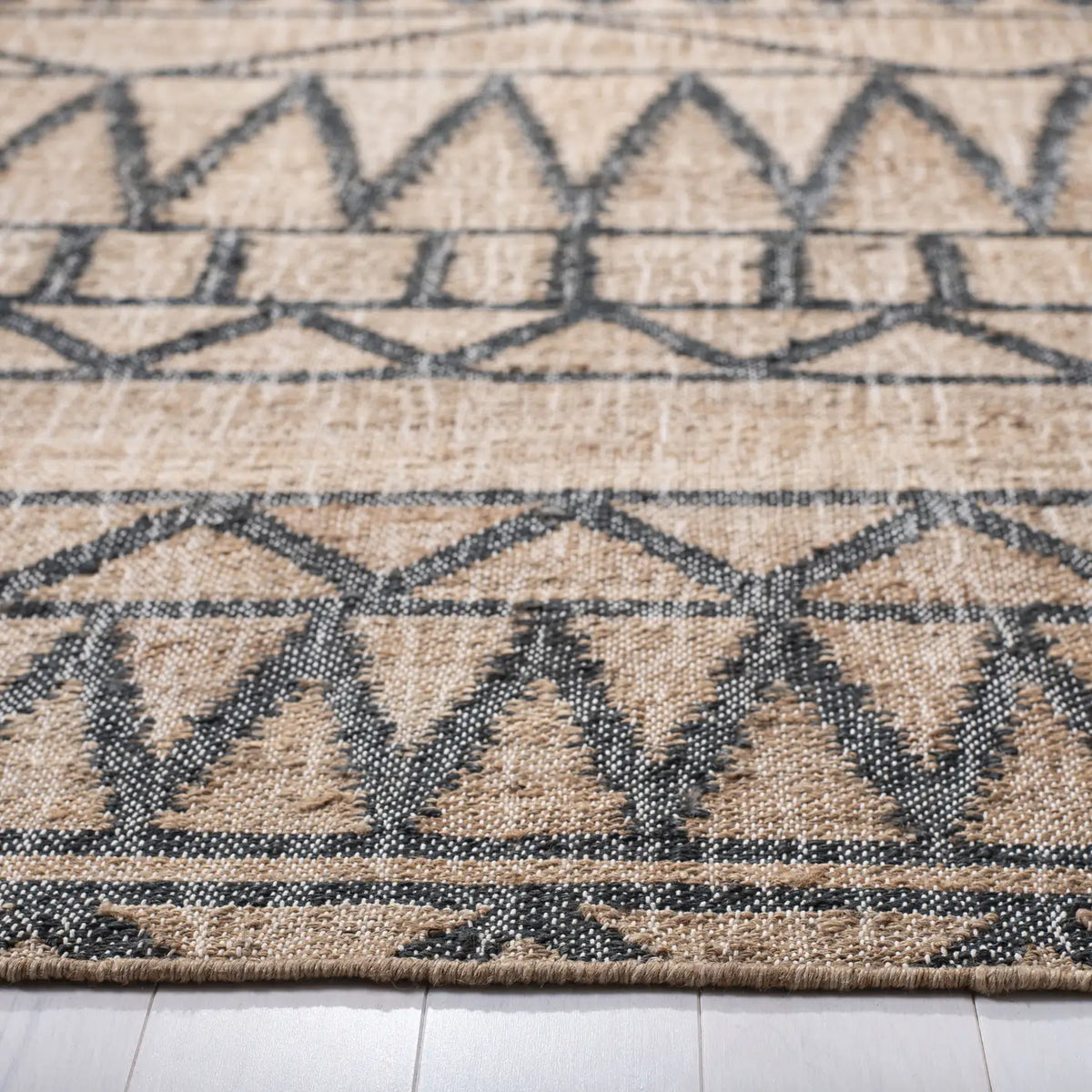 Safavieh Kilim 4'-0" x 6'-0" Rug in Natural / Charcoal