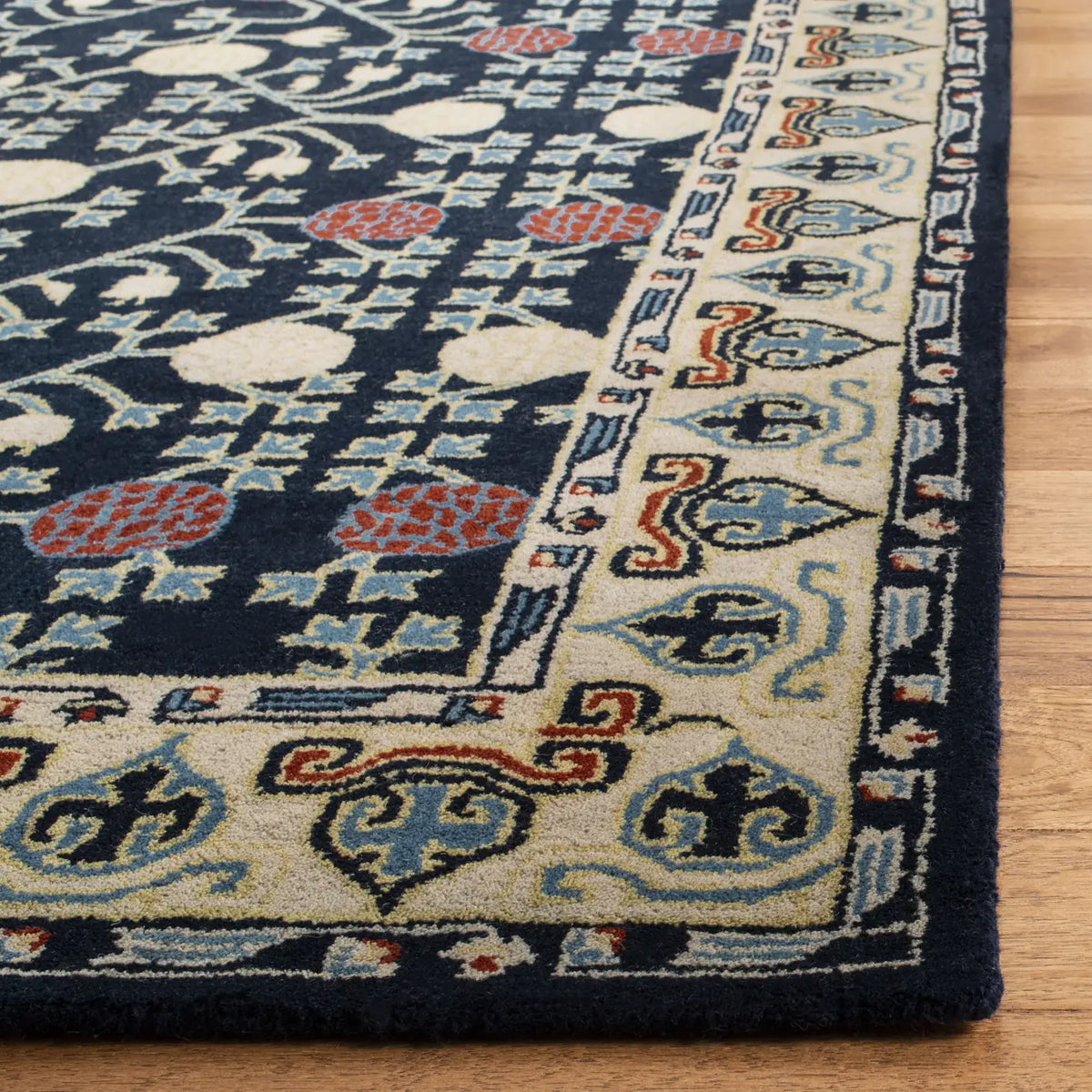 Safavieh Heritage 4'-0" x 6'-0" Rug in Navy / Ivory