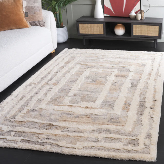 Safavieh Casablanca 4'-0" x 6'-0" Rug in Beige / Ivory