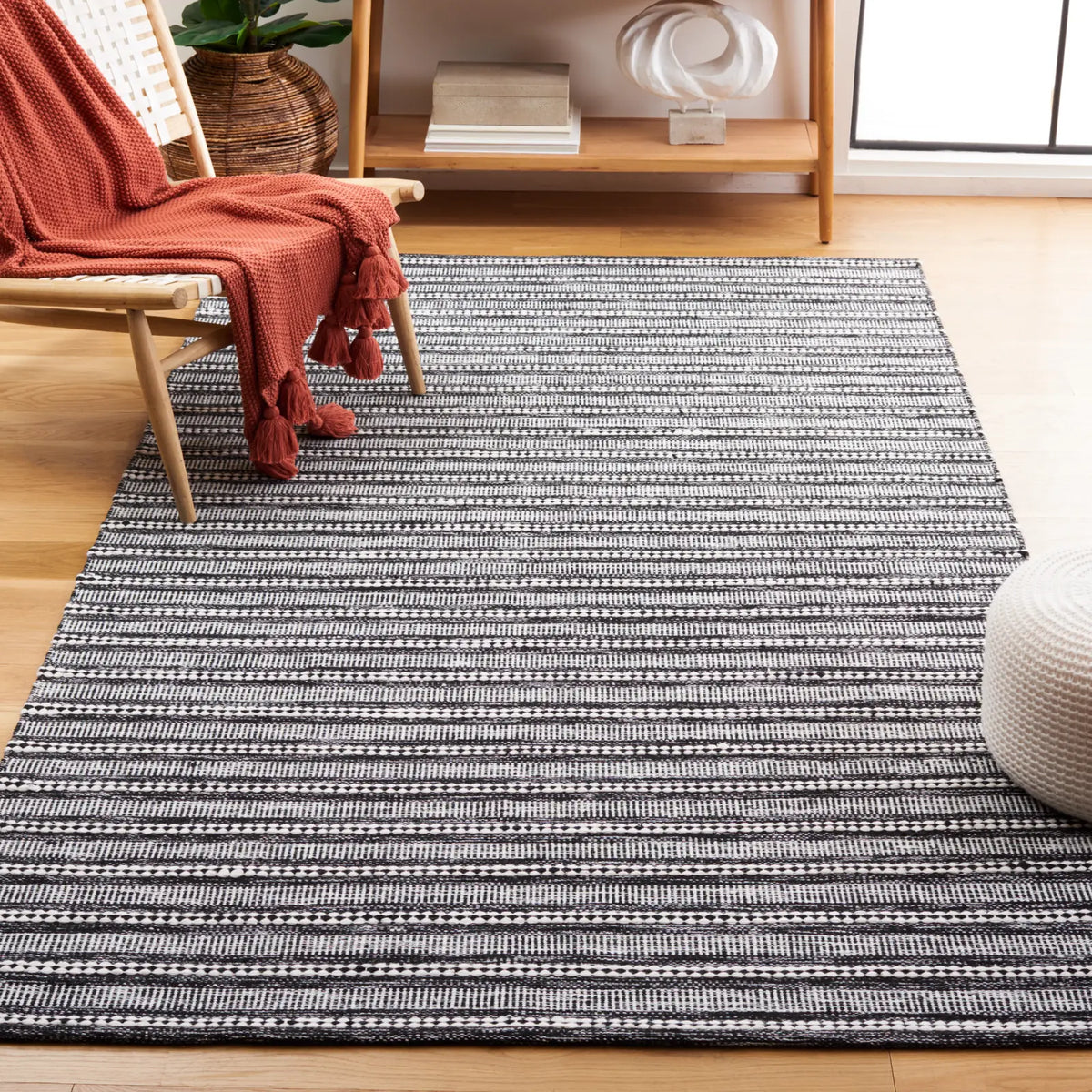 Safavieh Kilim 4'-0" x 6'-0" Rug in Black / Ivory