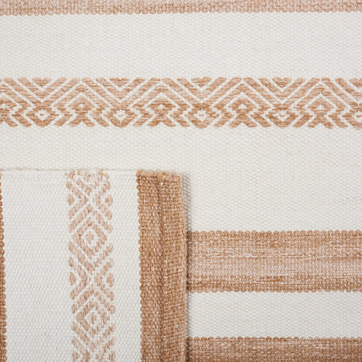 Safavieh Striped Kilim 4'-0" x 6'-0" Rug in Beige / Ivory