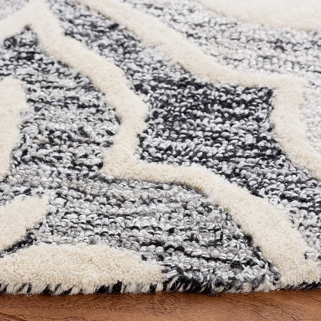 Safavieh Metro 6'-0" x 6'-0" Rug in Black / Ivory