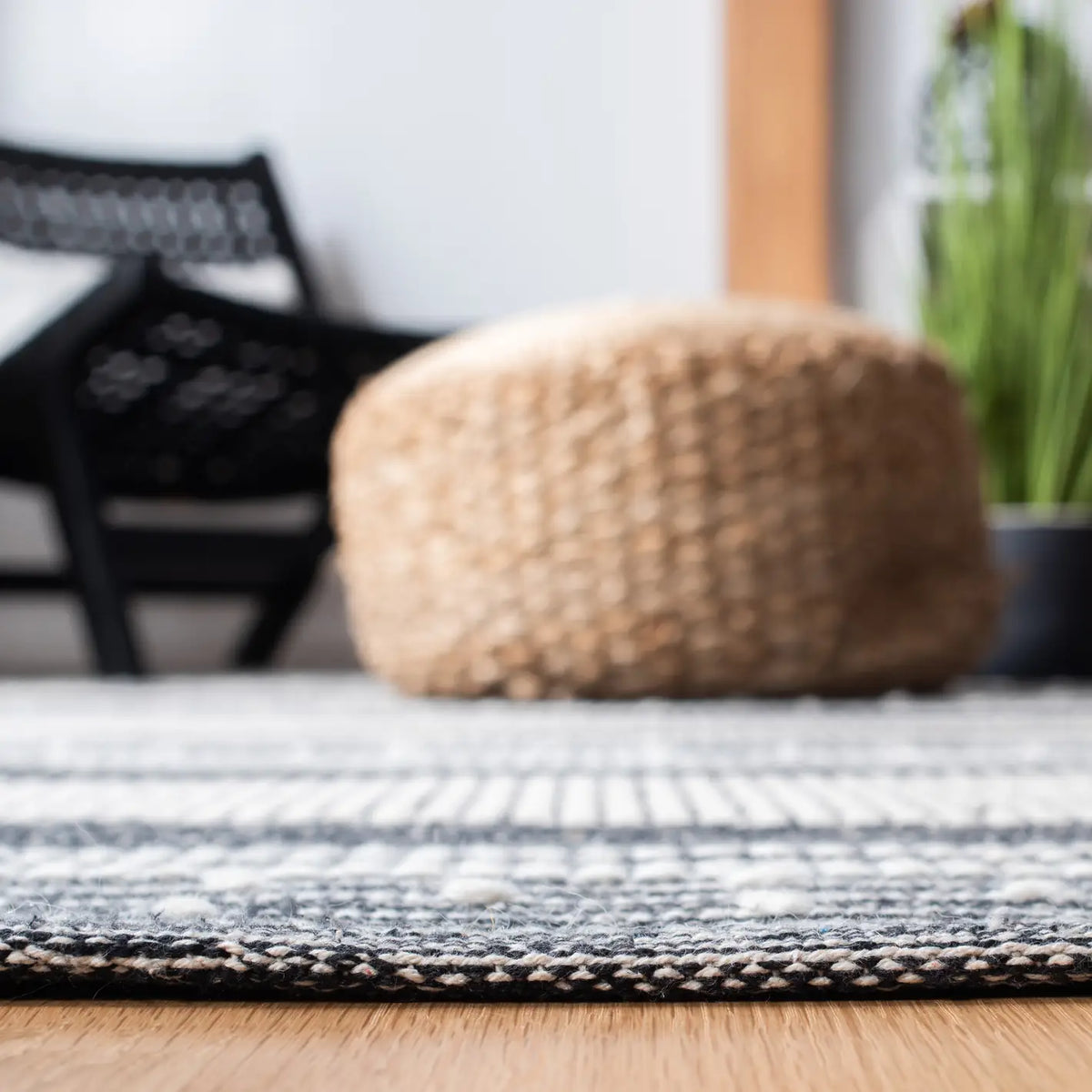 Safavieh Striped Kilim 4'-0" x 6'-0" Rug in Black / Ivory