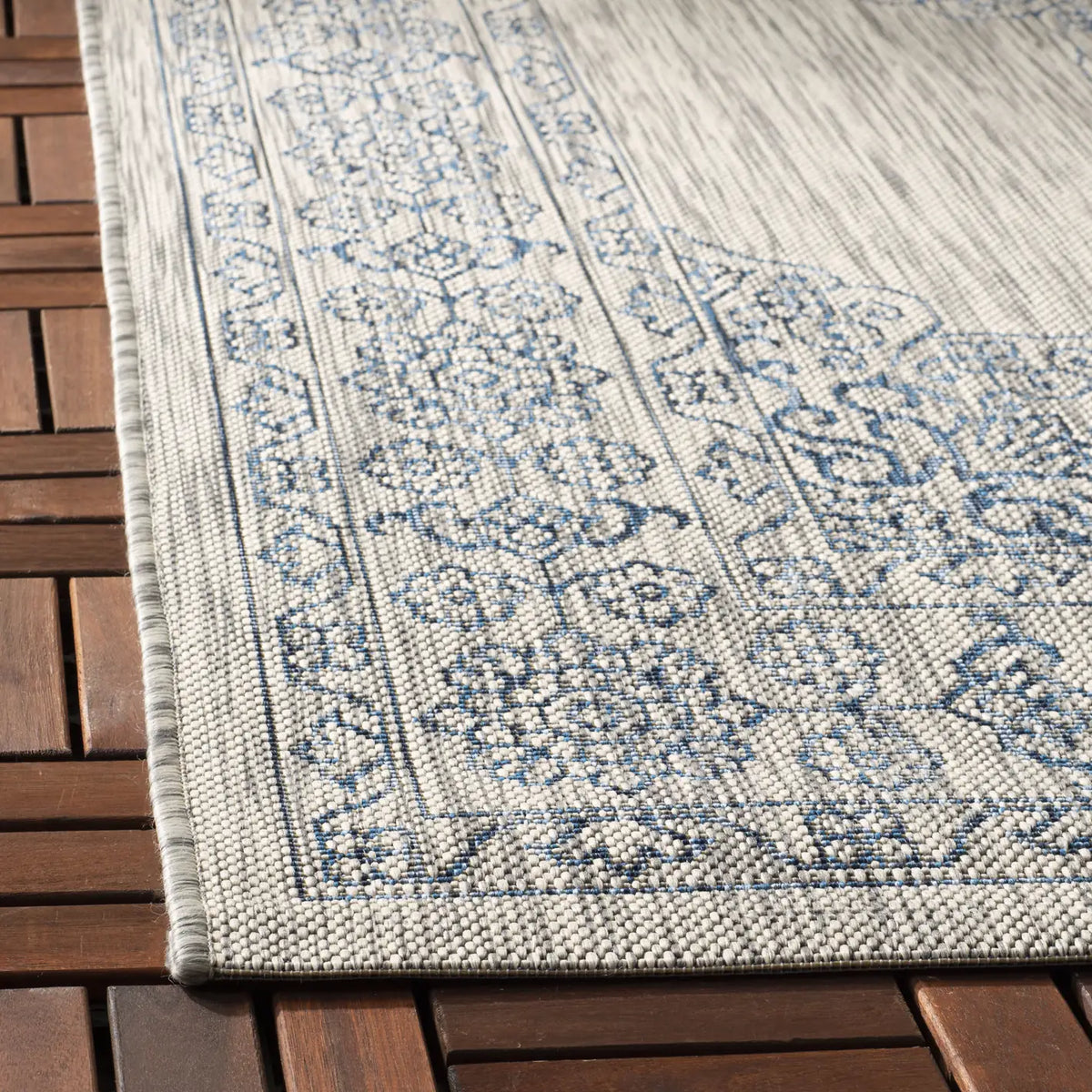 Safavieh Courtyard 4'-0" x 5'-7" Rug in Grey / Navy