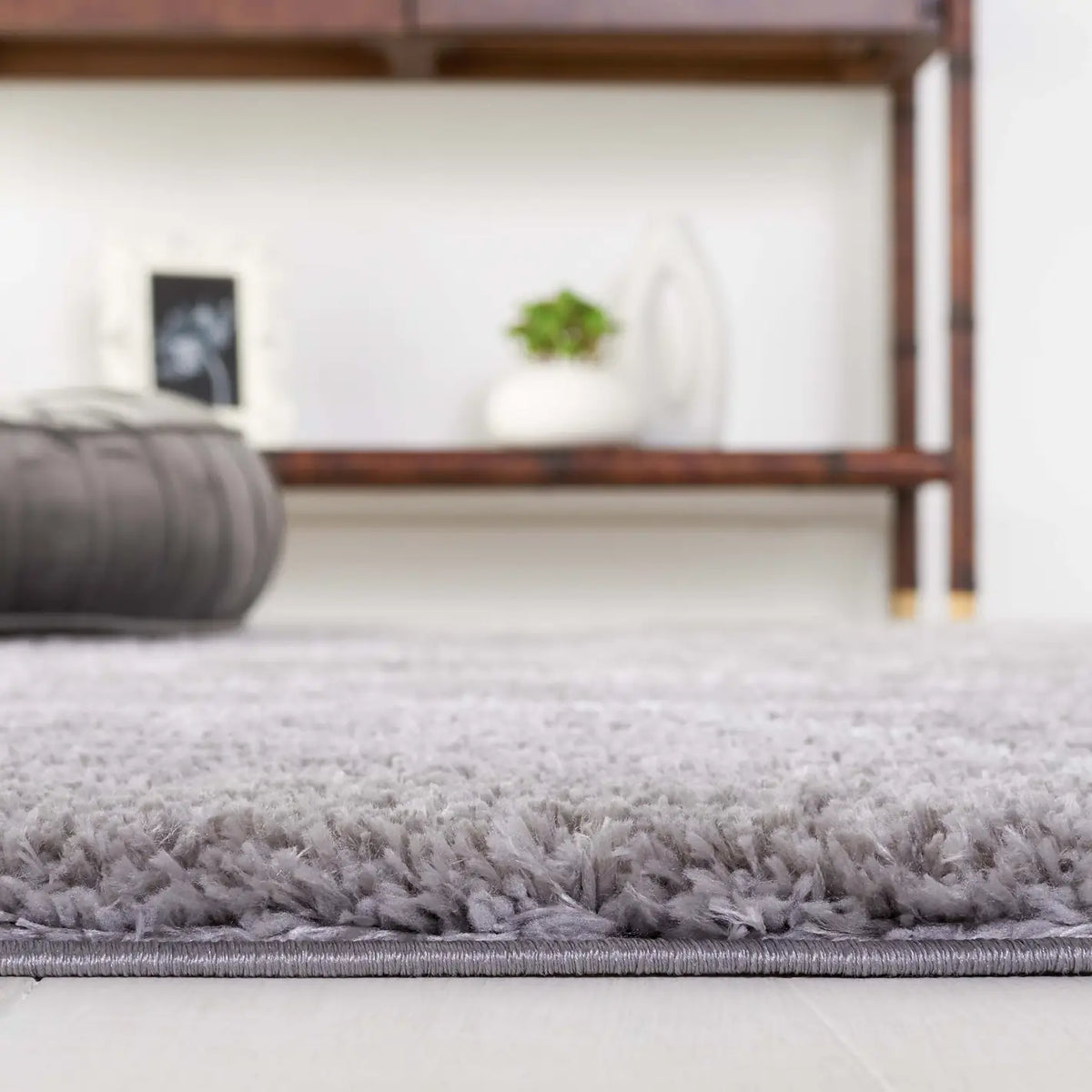 Safavieh Tahoe Shag 4'-0" x 6'-0" Rug in Grey / Ivory