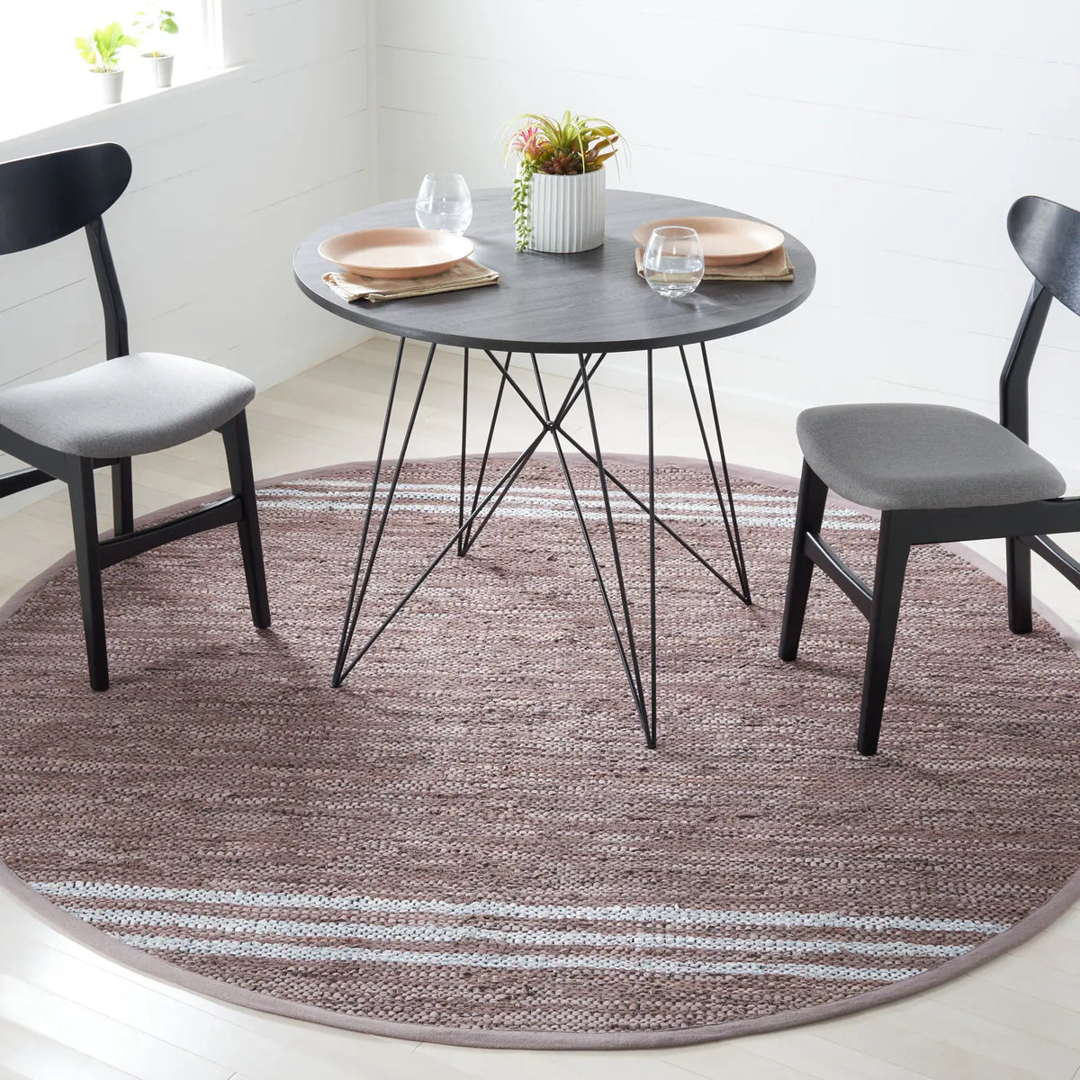Safavieh Vintage Leather 7'-0" x 7'-0" Rug in Silver / Ivory
