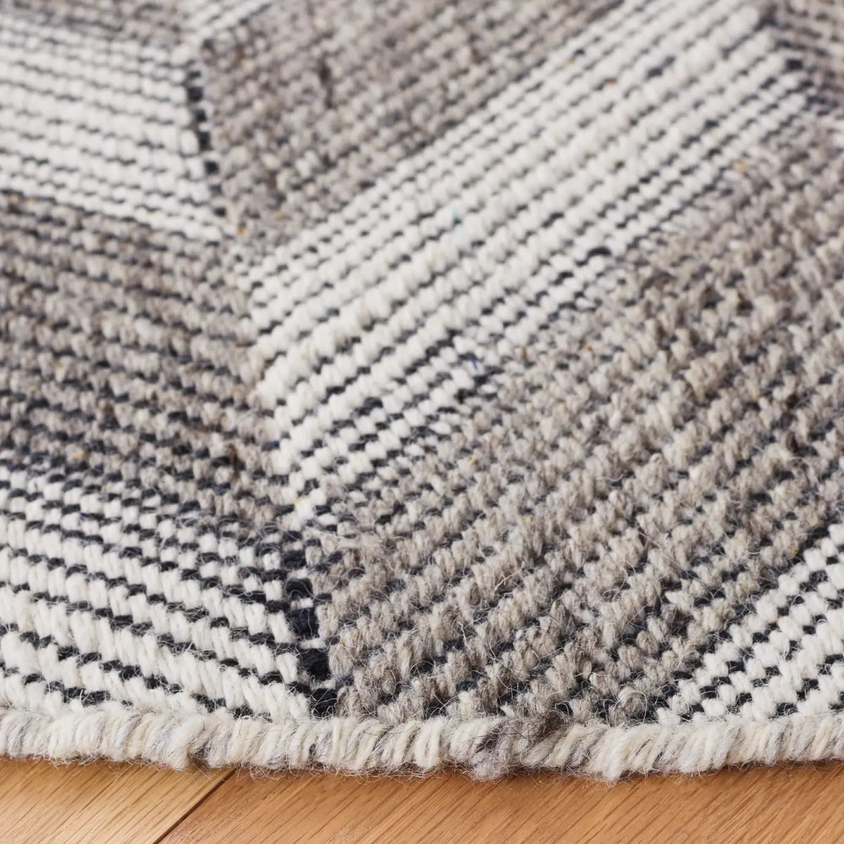 Safavieh Kilim 6'-0" x 6'-0" Rug in Grey / Ivory
