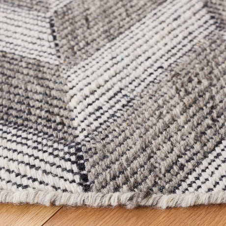 Safavieh Kilim 6'-0" x 6'-0" Rug in Grey / Ivory