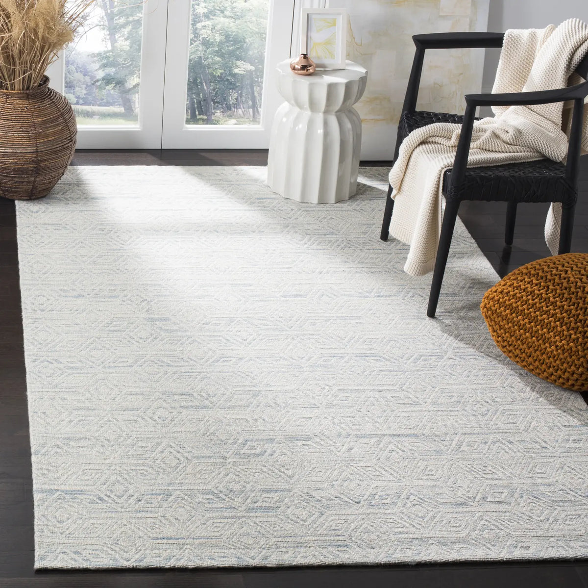 Safavieh Marbella 4'-0" x 6'-0" Rug in Light Blue / Ivory