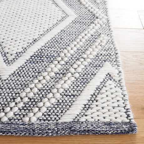 Safavieh Vermont 4'-0" x 6'-0" Rug in Ivory / Navy