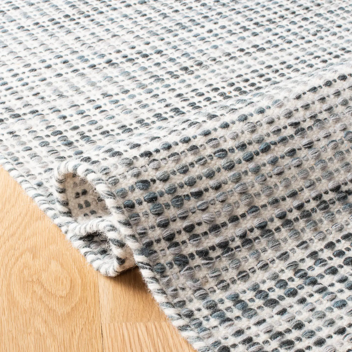 Safavieh Vermont 4'-0" x 6'-0" Rug in Grey / Ivory