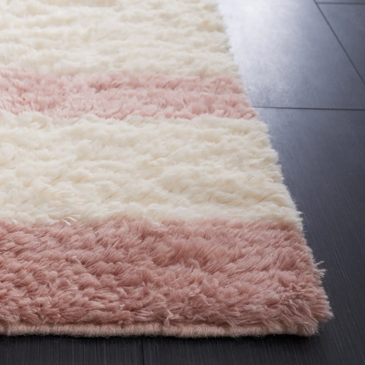 Safavieh Casablanca 4'-0" x 6'-0" Rug in Pink / Ivory