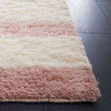 Safavieh Casablanca 4'-0" x 6'-0" Rug in Pink / Ivory