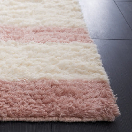 Safavieh Casablanca 4'-0" x 6'-0" Rug in Pink / Ivory