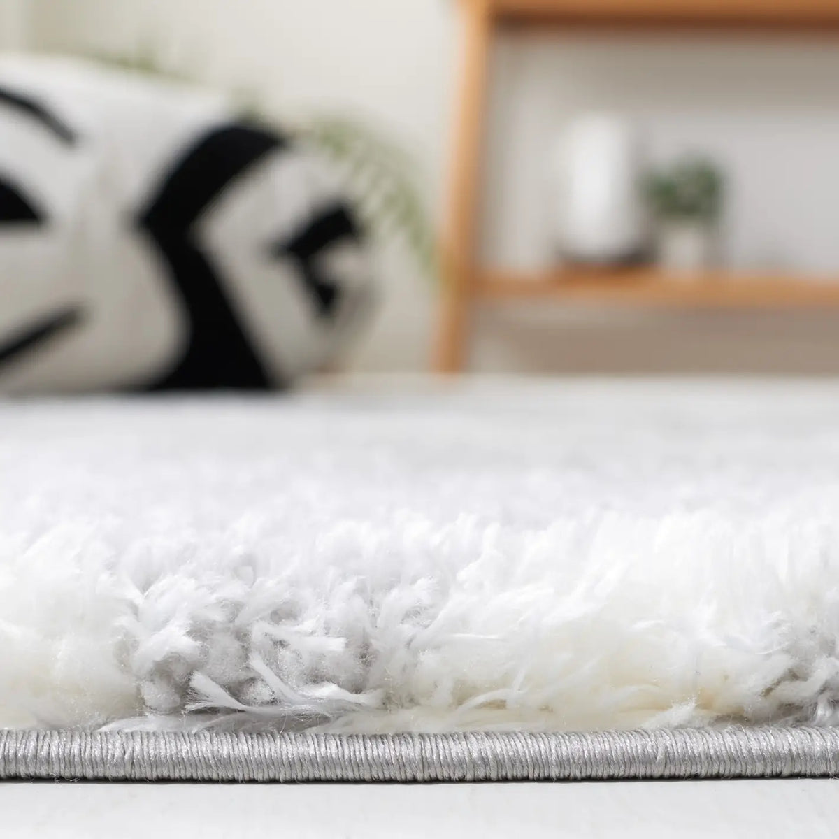 Safavieh Tahoe Shag 4'-0" x 6'-0" Rug in Light Grey / White