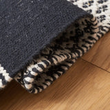 Safavieh Kilim 4'-0" x 6'-0" Rug in Black / Ivory