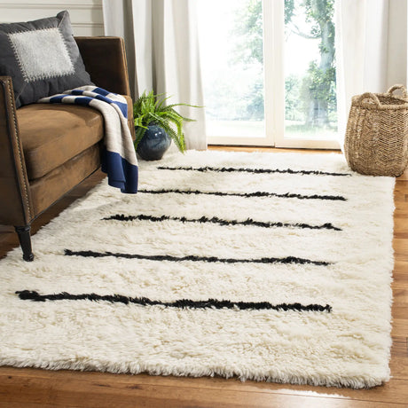 Safavieh Kenya 4'-0" x 6'-0" Rug in Ivory / Black