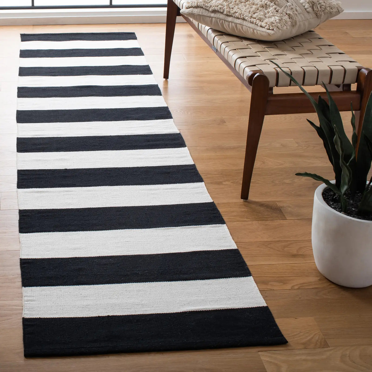 Safavieh Montauk 2'-3" x 9'-0" Rug in Black / Ivory