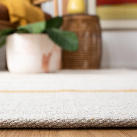 Safavieh Montauk 4'-0" x 6'-0" Rug in Ivory / Gold