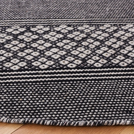 Safavieh Montauk 6'-0" x 6'-0" Rug in Black / Ivory