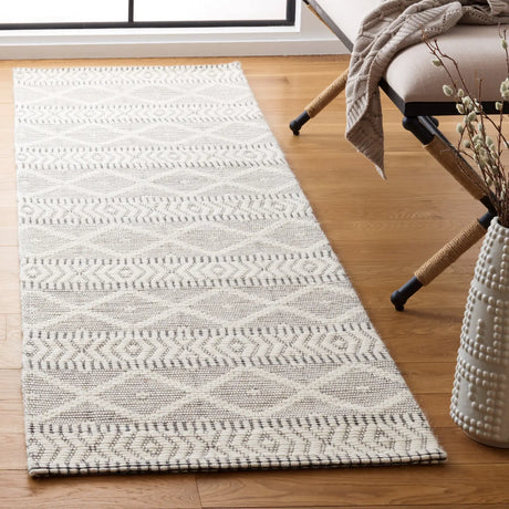 Safavieh Marbella 2'-3" x 8'-0" Rug in Ivory / Black