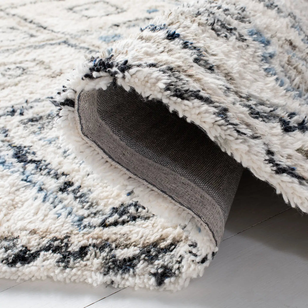 Safavieh Casablanca Shag 5'-0" x 8'-0" Rug in Black / Ivory