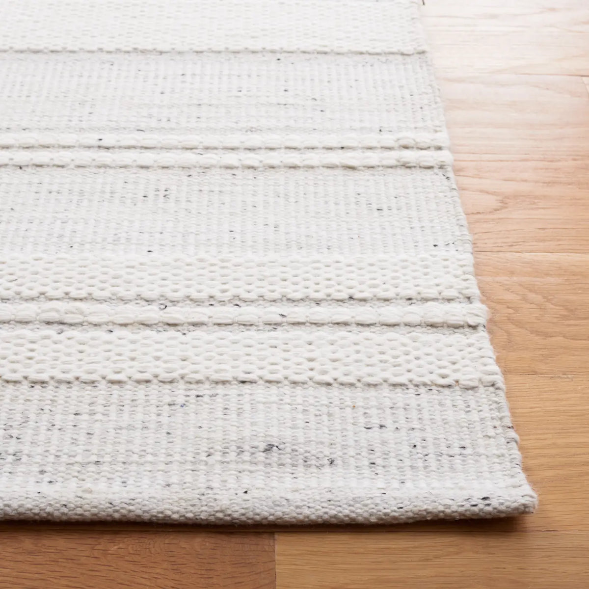 Safavieh Kilim 4'-0" x 6'-0" Rug in Ivory / Light Grey