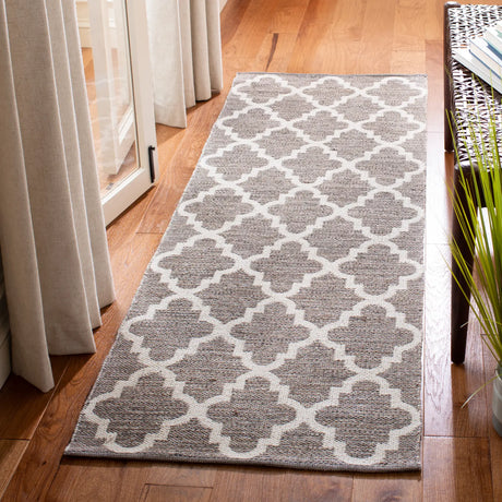 Safavieh Montauk 2'-3" x 7'-0" Rug in Beige / Ivory