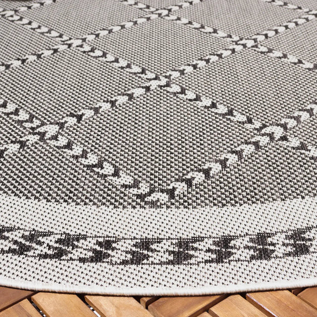 Safavieh Courtyard 6'-7" x 6'-7" Rug in Black / Ivory