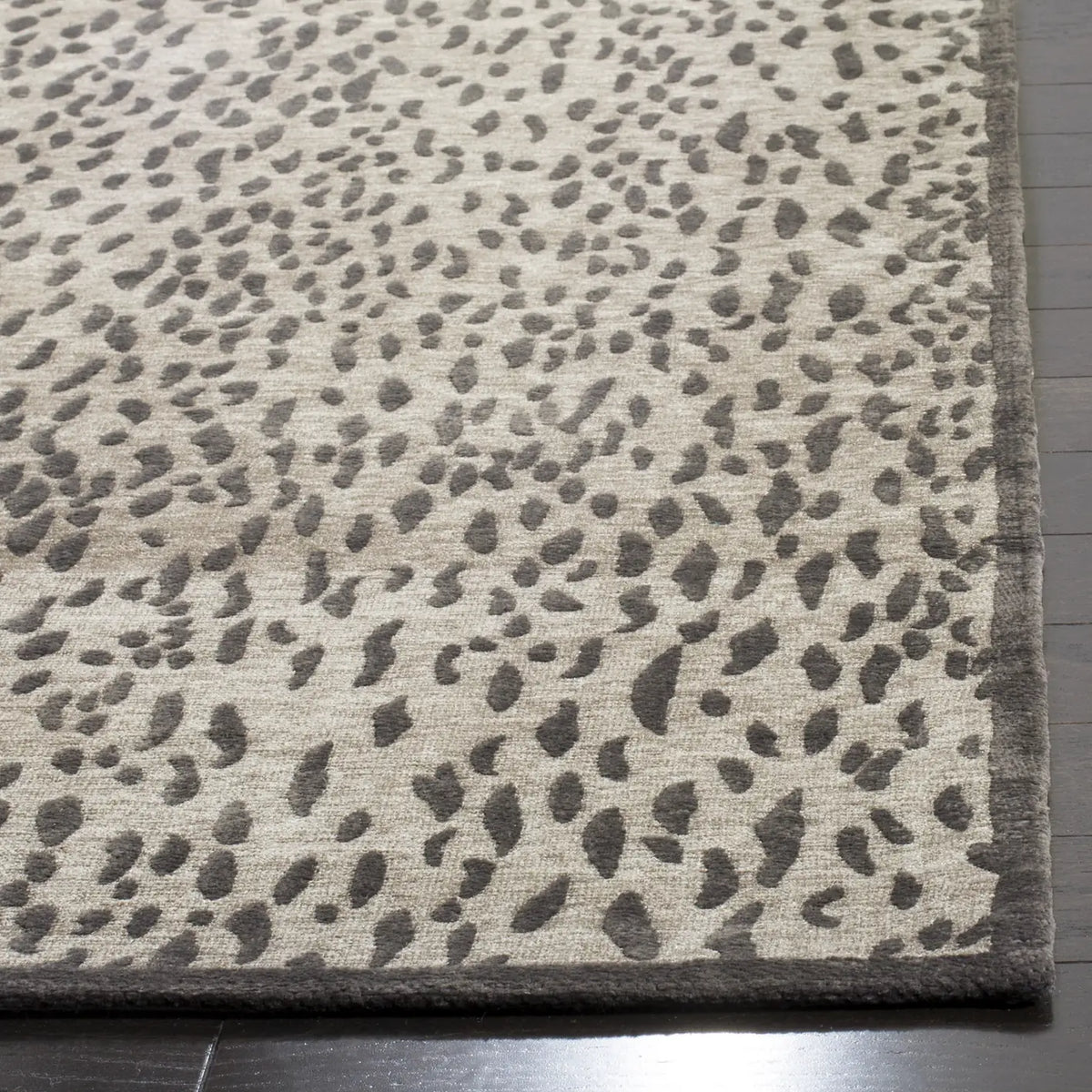 Safavieh Marbella 5'-0" x 8'-0" Rug in Light Grey / Dark Grey