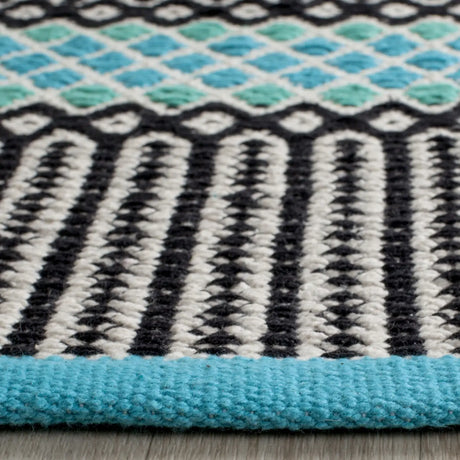 Safavieh Montauk 5'-0" x 7'-0" Rug in Turquoise / Multi