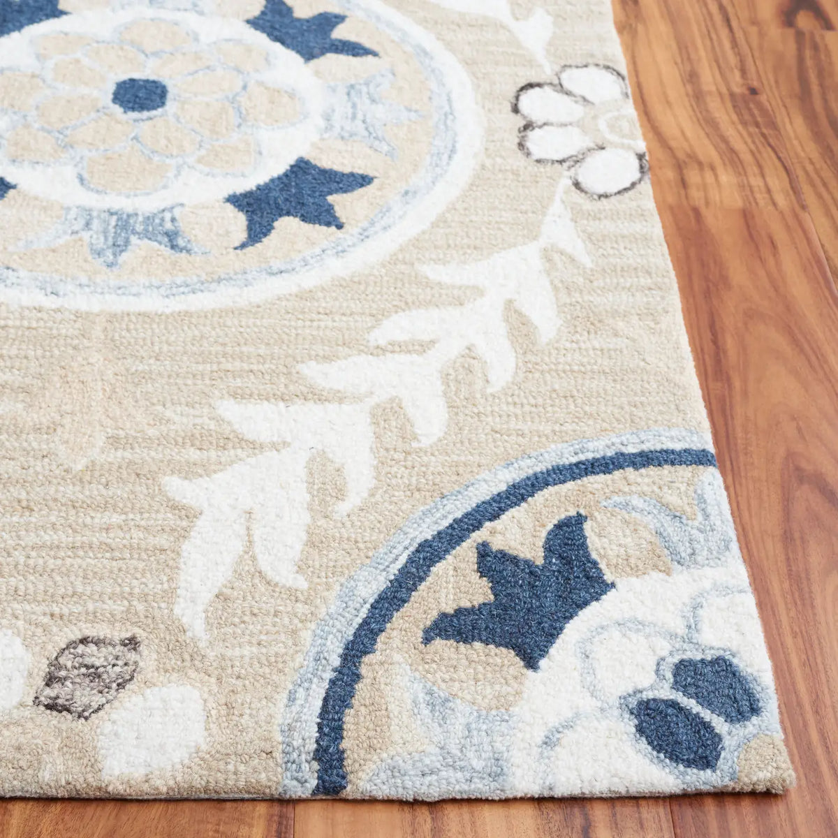 Safavieh Jardin 4'-0" x 6'-0" Rug in Beige / Ivory