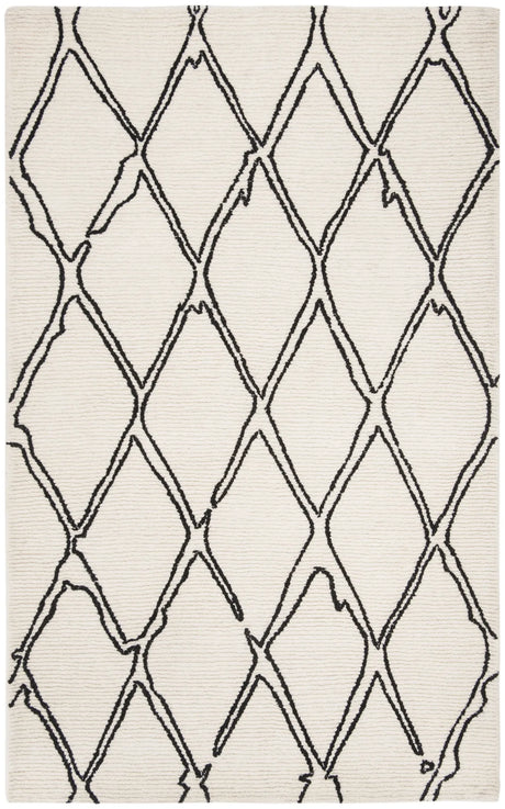 Safavieh Casablanca 5'-0" x 8'-0" Rug in Ivory / Black