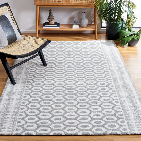 Safavieh Capri 4'-0" x 6'-0" Rug in Ivory / Grey