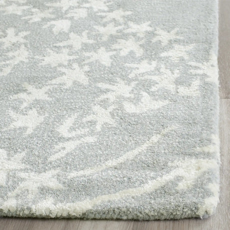 Safavieh Bella 2'-3" x 7'-0" Rug in Light Blue / Ivory