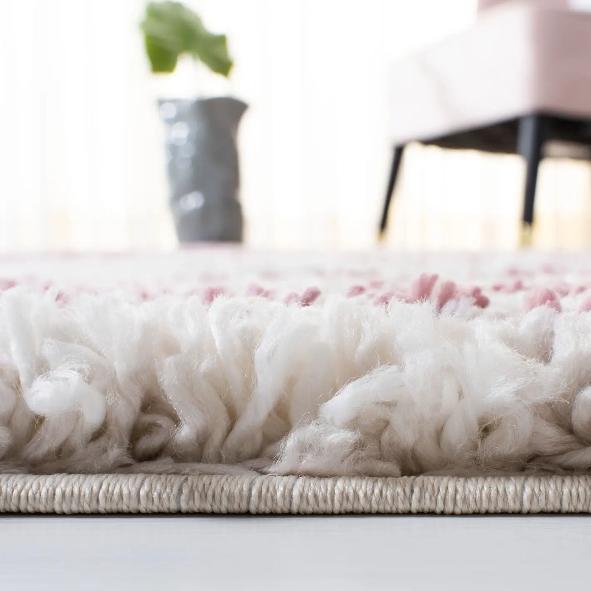 Safavieh Fontana Shag  800 4'-0" x 6'-0" Rug in Ivory / Pink