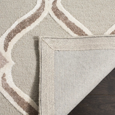 Safavieh Manchester 5'-0" x 8'-0" Rug in Taupe / Ivory