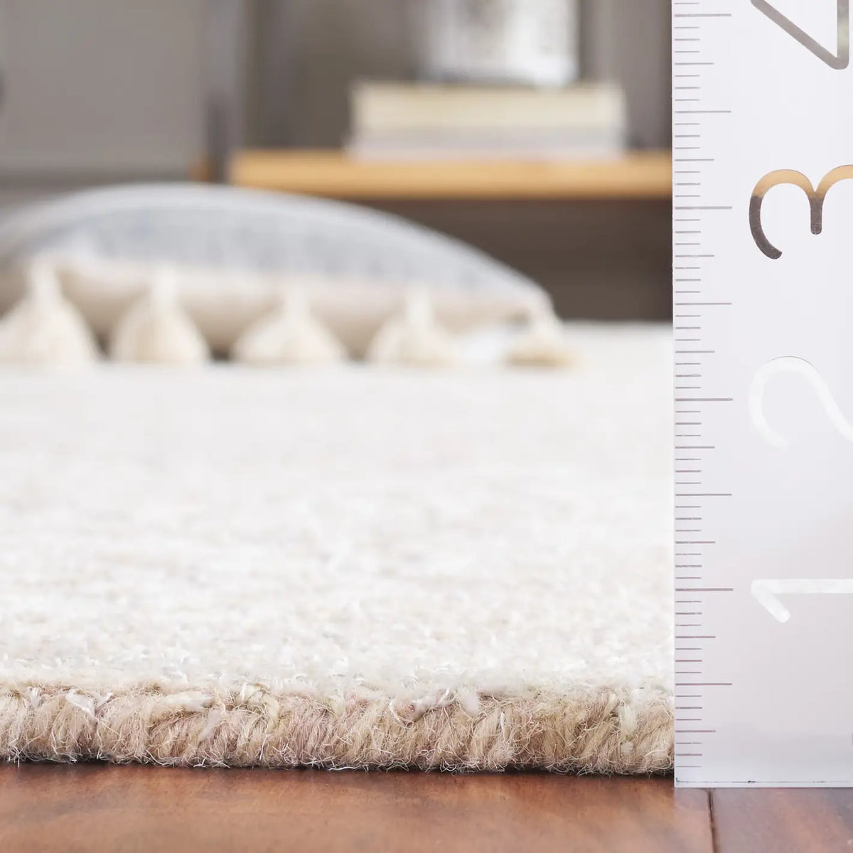 Safavieh Metro 4'-0" x 6'-0" Rug in Beige / Ivory